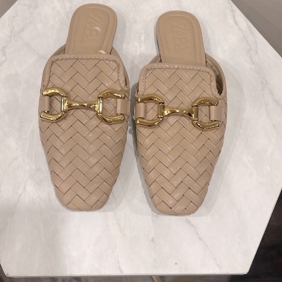 🔥Zara Tan Woven Leather Mules with Gold Hardware🔥 - Picture 3 of 4